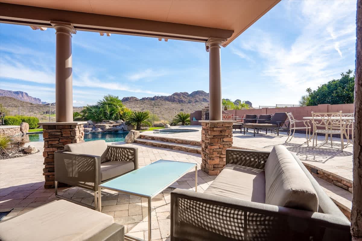 OUTDOOR SEATING AREA