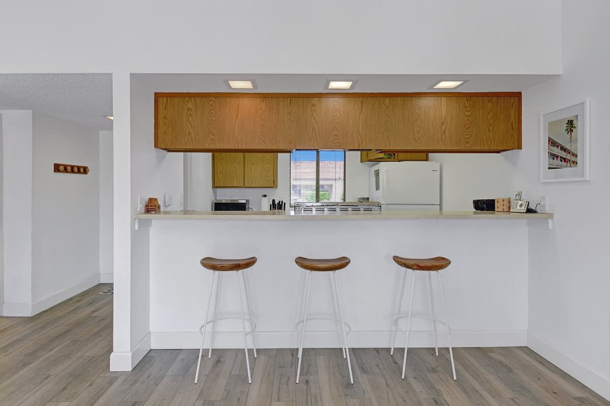 KITCHEN BAR TOP WITH HIGH CHAIRS
