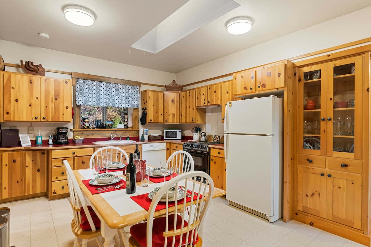Dining Area & Kitchen