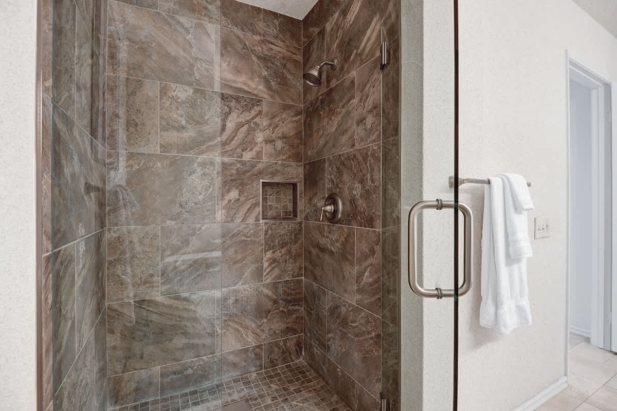GUEST BATHROOM SHOWER.jpg mls