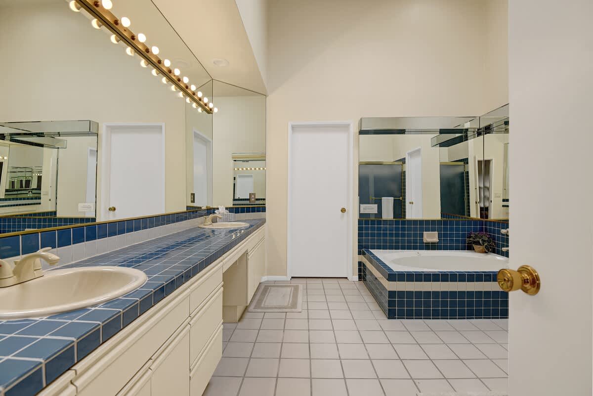 PRIMARY BATHROOM.jpg mls