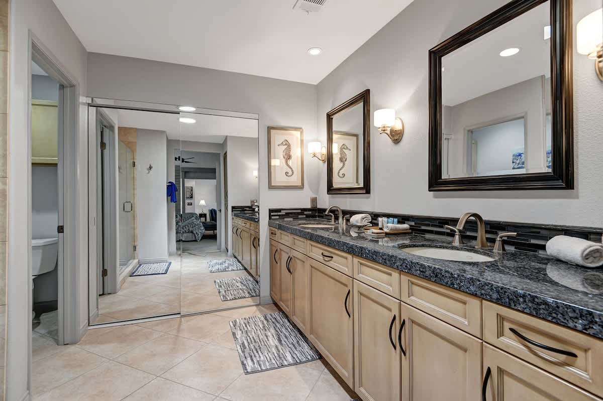 PRIMARY BATHROOM.jpg mls