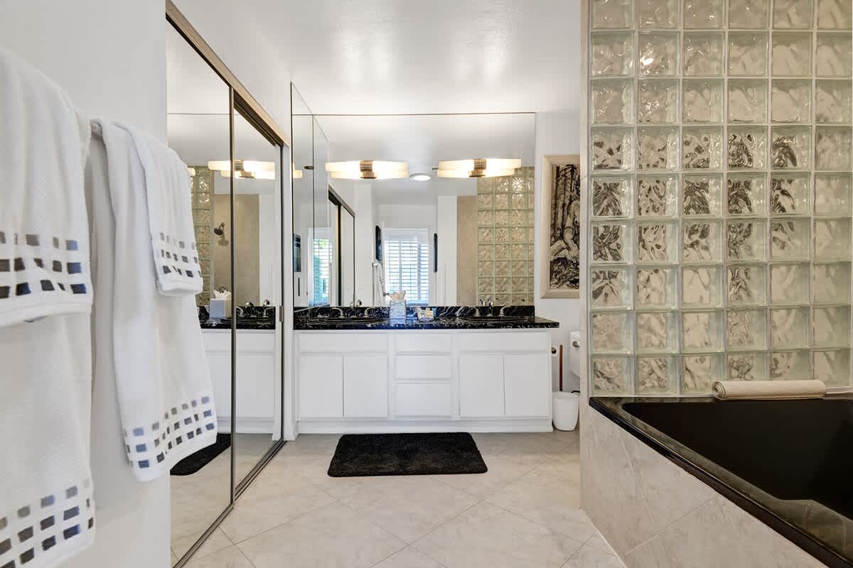 PRIMARY BATHROOM.jpg mls