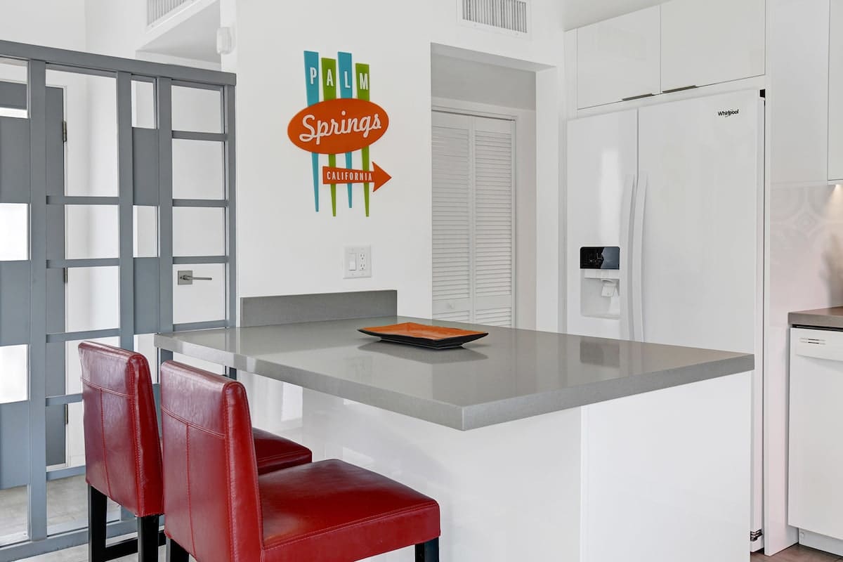 KITCHEN COUNTERTOP SEATING TIGHT