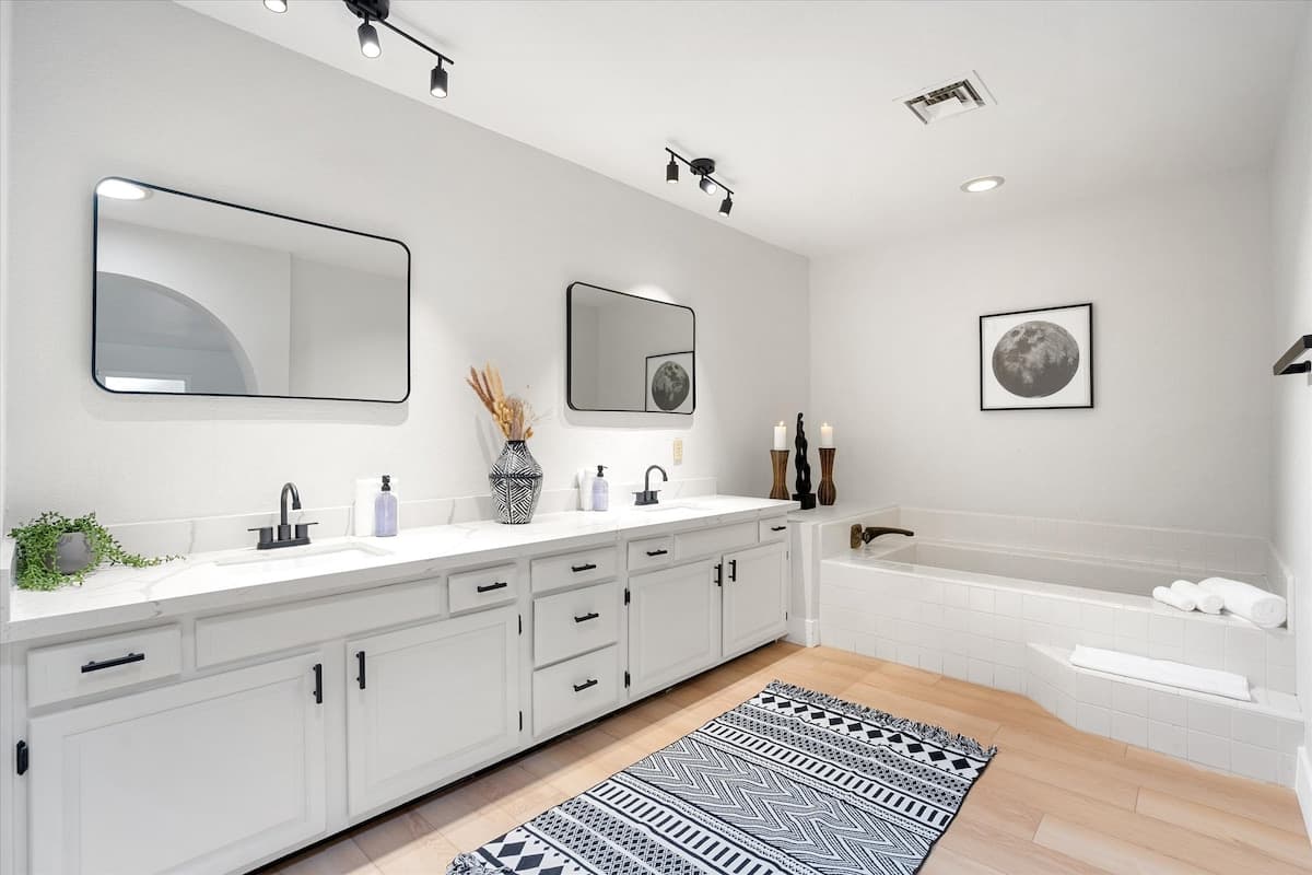 The Seaside Bohemian - attached bathroom