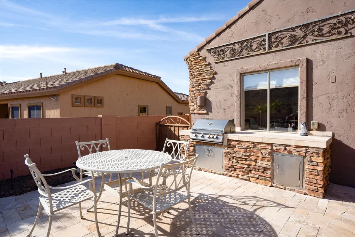 OUTDOOR DINING AND GRILL