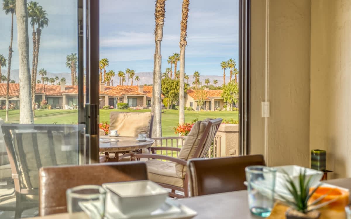 Dining overlooking to Patio