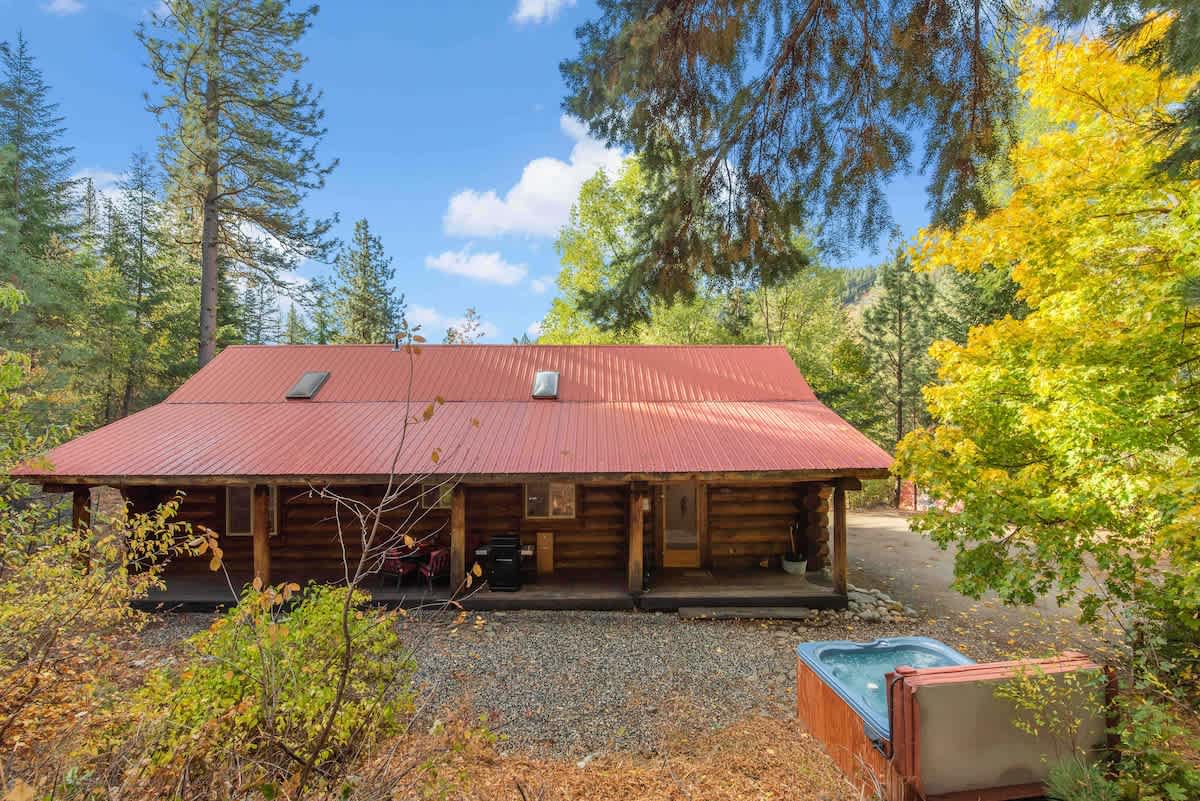 Exterior - Rustic Log Cabin with Hot Tub
