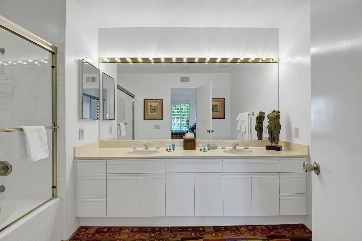 PRIMARY BATHROOM.jpg mls