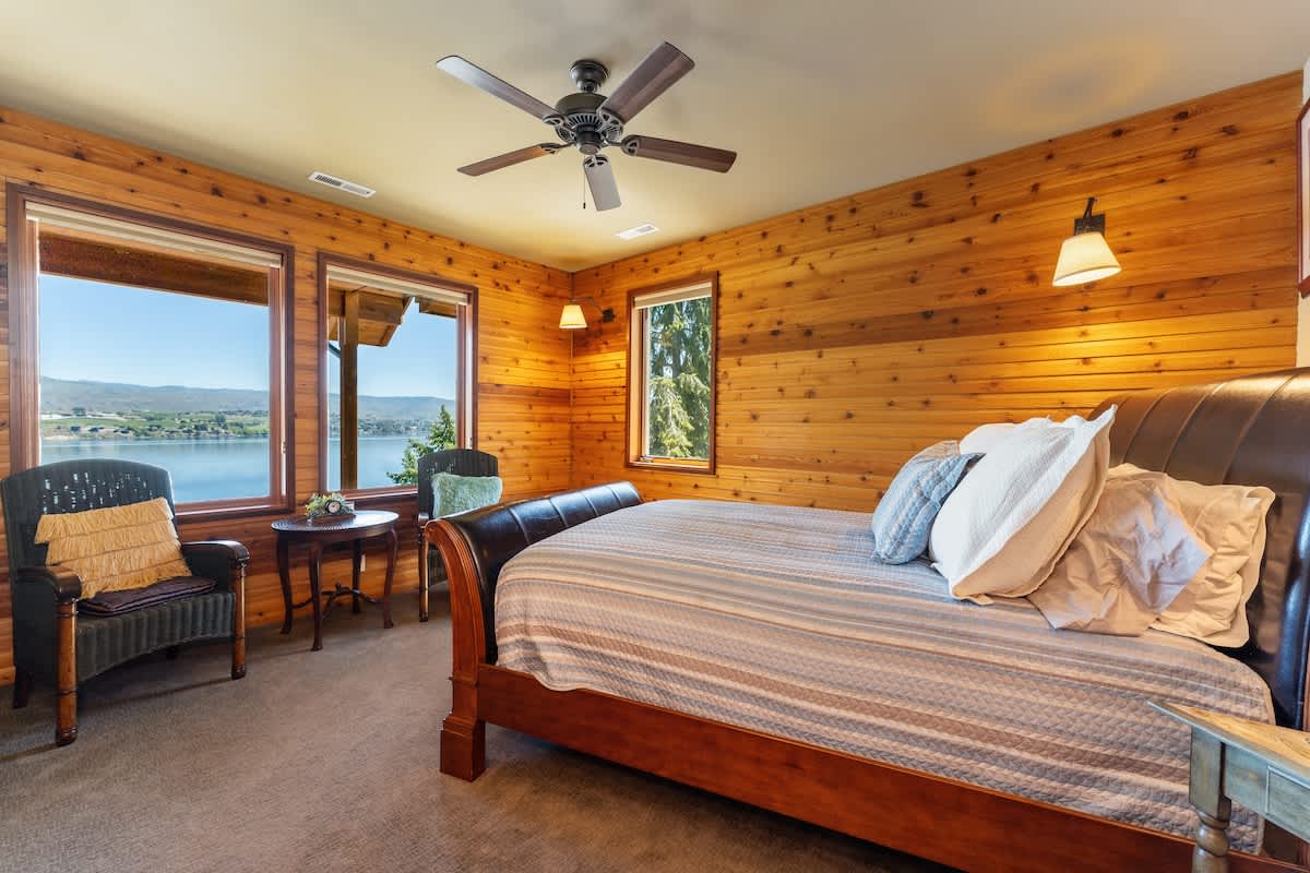 Upper Level - Bedroom 1 Queen Sized Bed