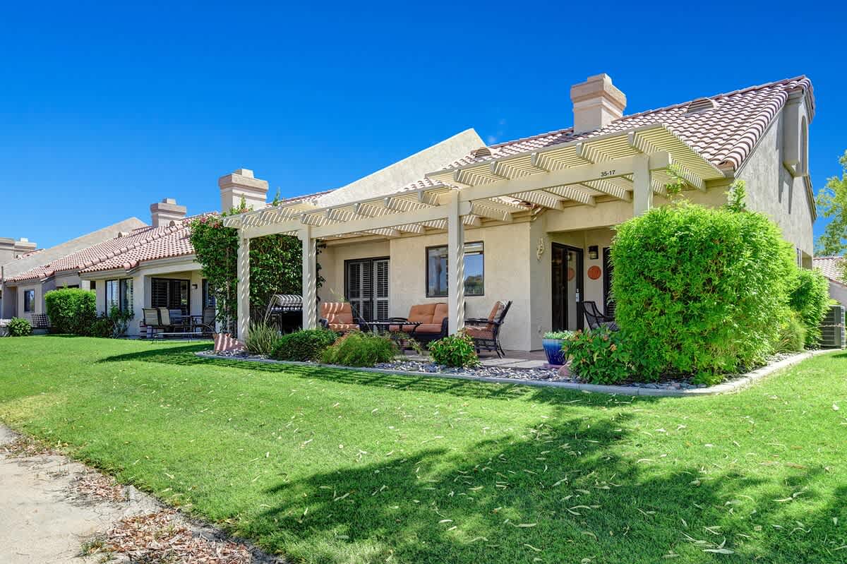 BACKYARD WITH SEATING