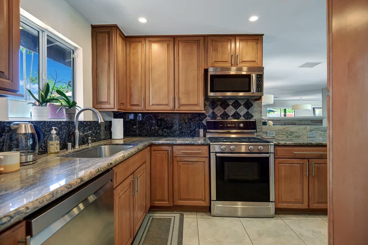 KITCHEN TIGHT REVERSE