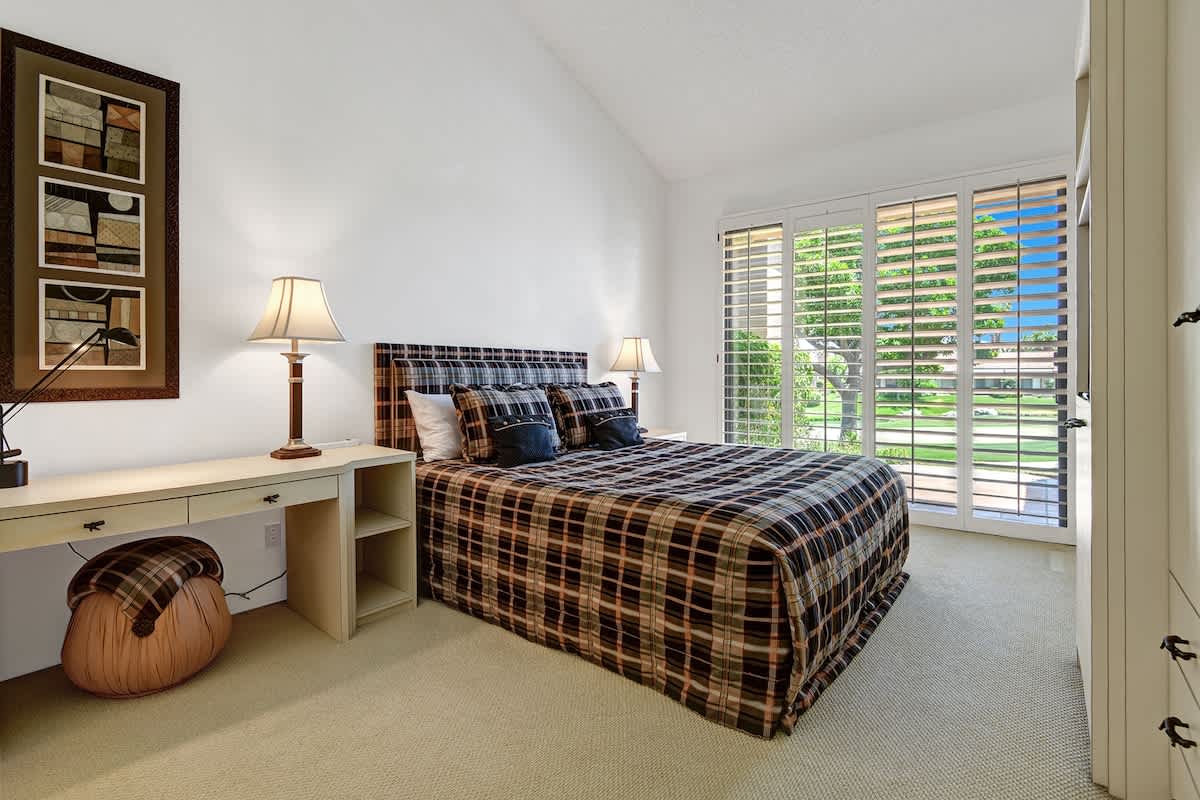 PRIMARY BEDROOM.jpg mls