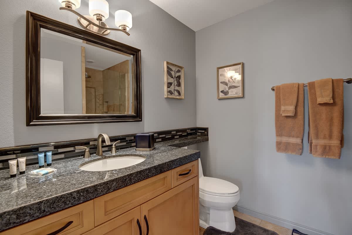 PRIMARY BEDROOM DEN BATHROOM.jpg mls