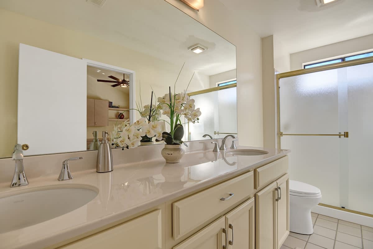 GUEST BEDROOM BATHROM.jpg mls